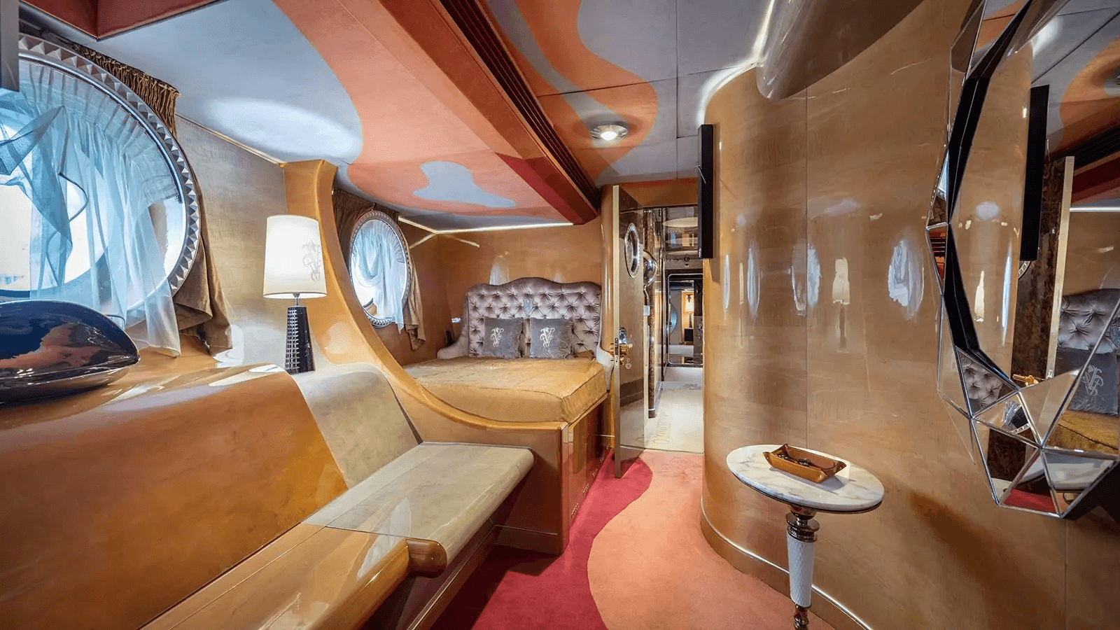 Yacht image on carousel