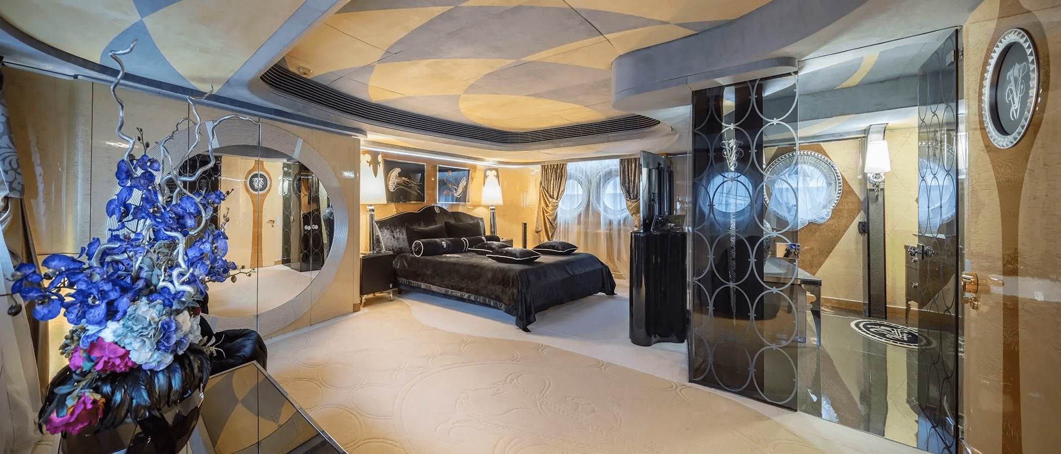 Yacht image on carousel