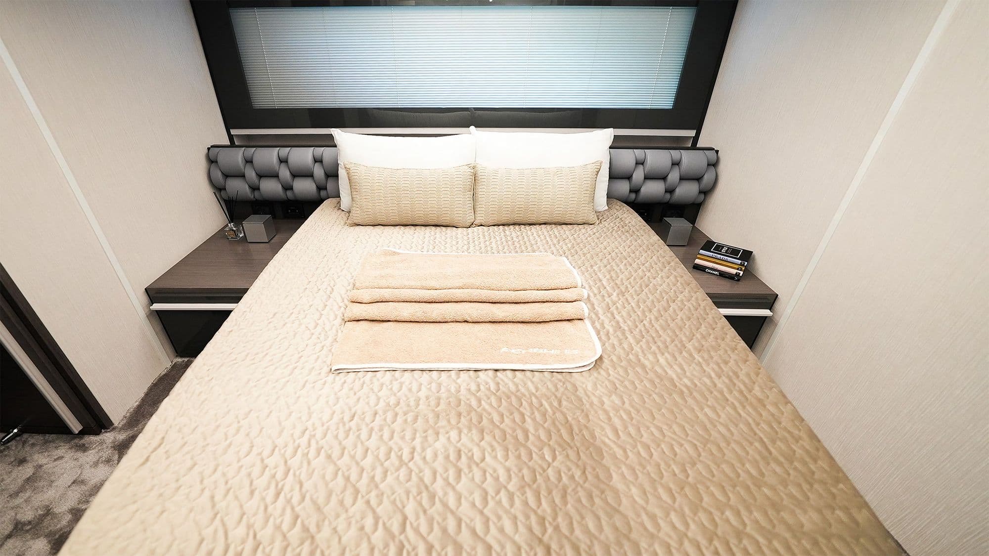 Yacht image on carousel