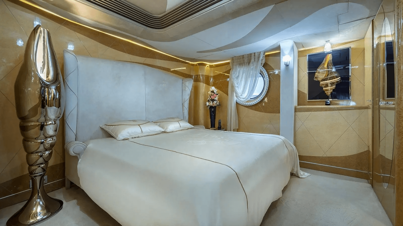 Yacht image on carousel