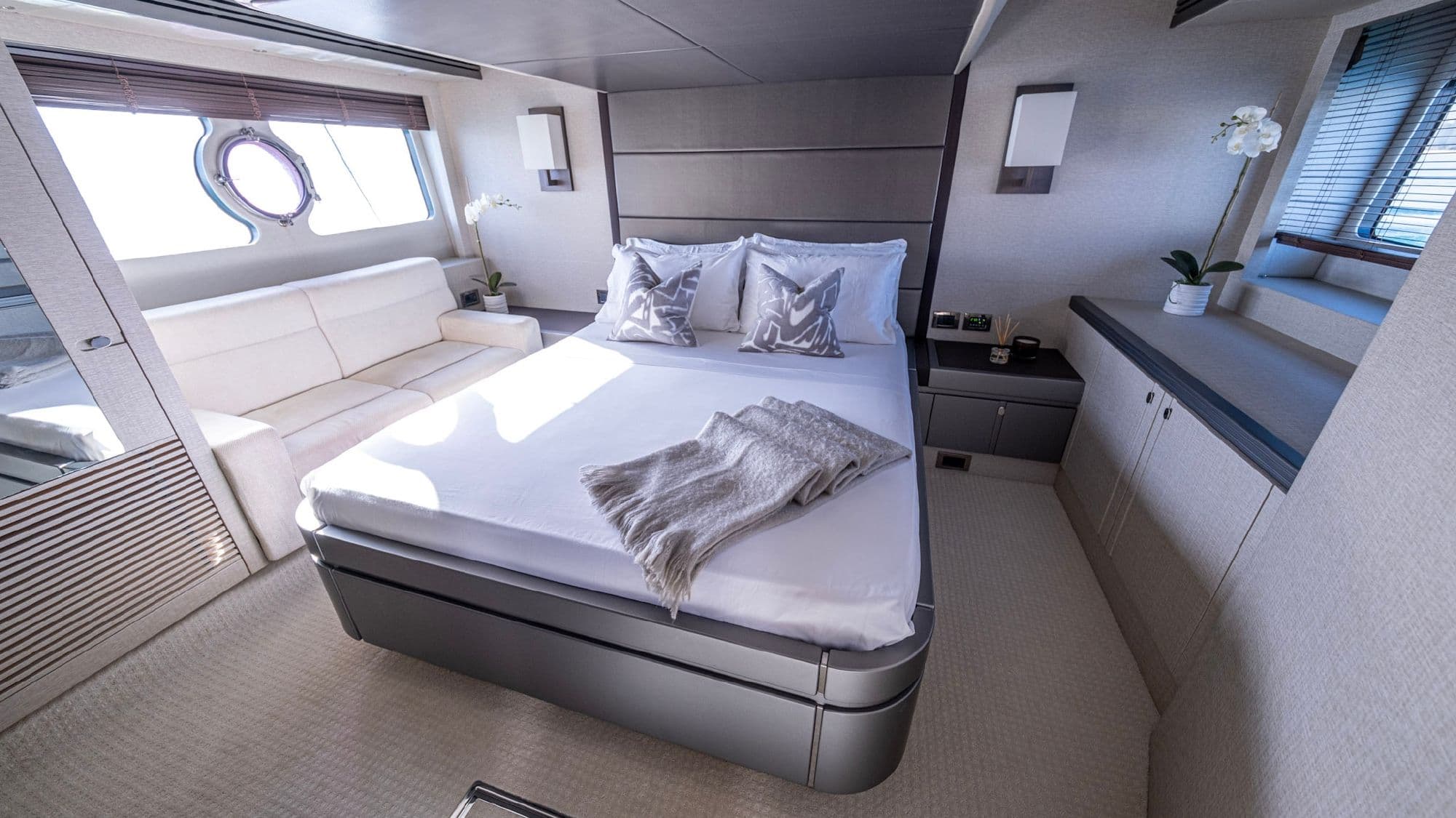 Yacht image on carousel