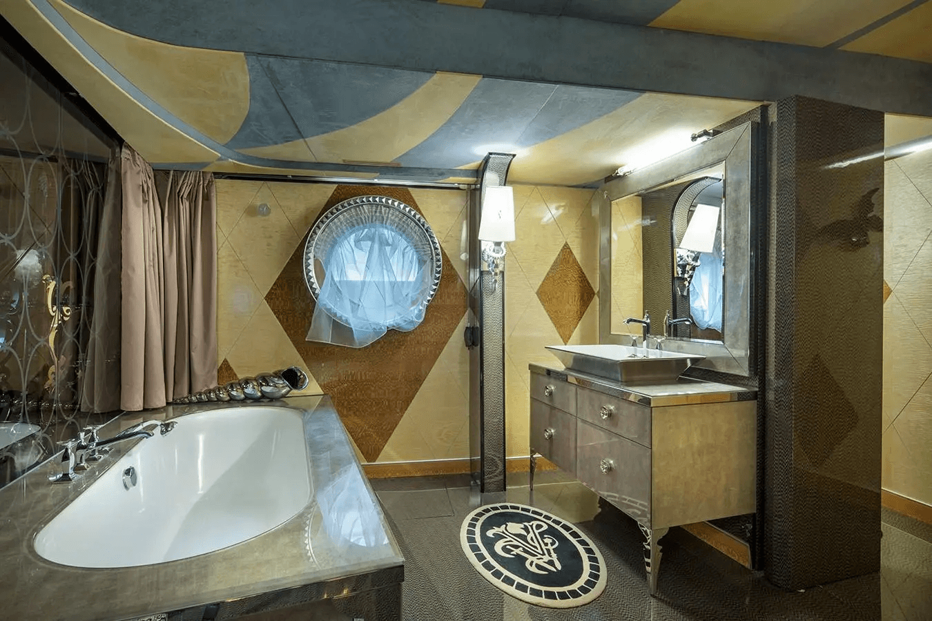 Yacht image on carousel