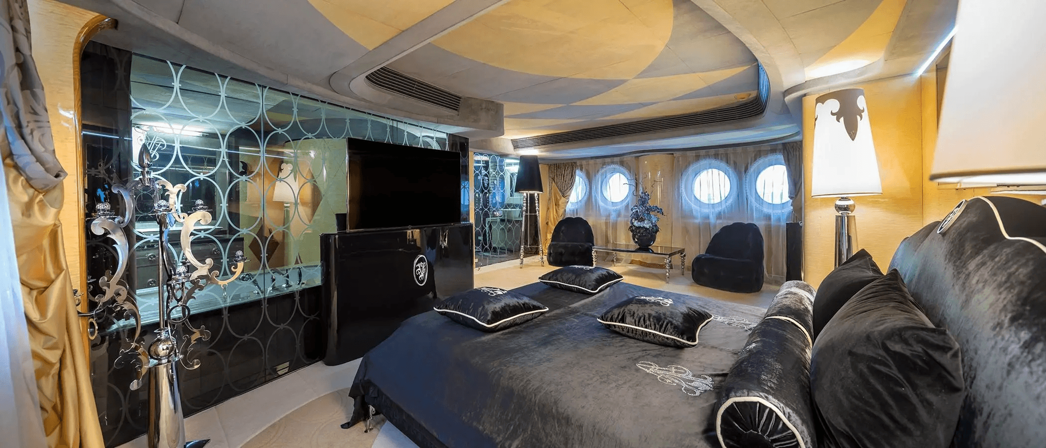 Yacht image on carousel